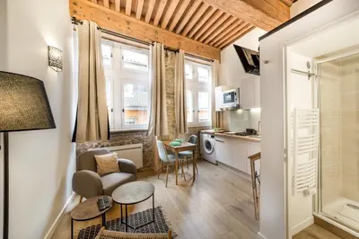 Coin salon dans l'établissement All in Lyon | Studio de charme au cœur de Lyon