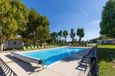 Piscine de l'établissement L'Oasis des Dombes ou située à proximité