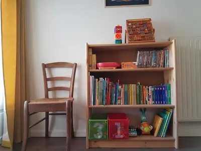 Bibliothèque dans la maison de vacances