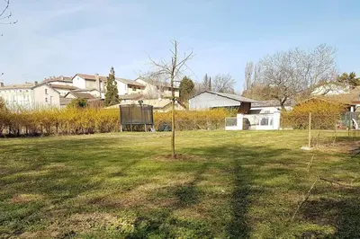 Jardin de l'établissement LE SECRET DU CHEMIN confort, détente et loisirs