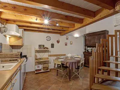 Cuisine ou kitchenette dans l'établissement Gîte Authentique avec Wifi et Cheminée à Véranne - FR-1-496-256