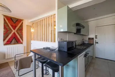Cuisine ou kitchenette dans l'établissement HONORÊ SUITE SAINT PAUL