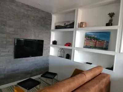 Télévision ou salle de divertissement dans l'établissement Le Petit Cocon - Parking privé - Lyon Sud