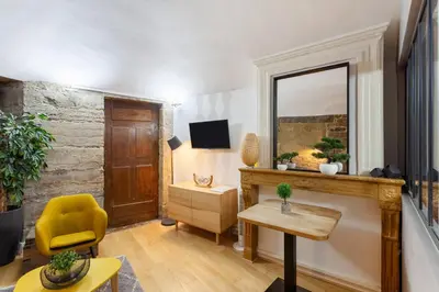 Télévision ou salle de divertissement dans l'établissement Midoon guest - LA VERRIERE DES TERREAUX - Lyon 1er
