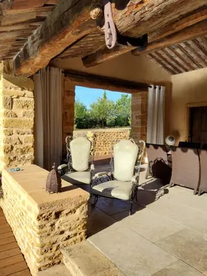 Coin salon dans l'établissement LODGES EN PIERRES DOREES