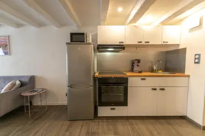 Cuisine ou kitchenette dans l'établissement CONFORTABLE 2 PIÈCES AU CŒUR DU CENTRE HISTORIQUE