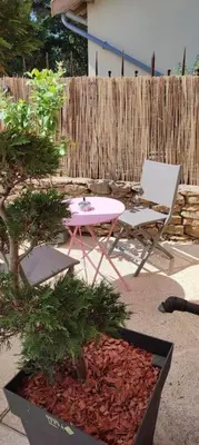 Jardin de l'établissement Le gîte des Pierres Dorées