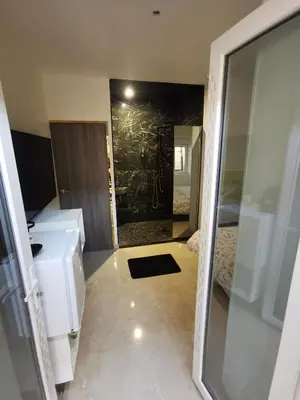 Salle de bains dans l'établissement Lyon superbe jacuzzi vue sur jardin