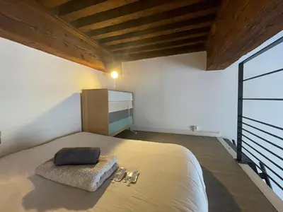 Un ou plusieurs lits dans un hébergement de l'établissement Appartement cosy au coeur du Vieux Lyon