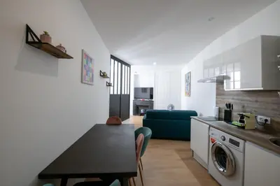 Cuisine ou kitchenette dans l'établissement L'Arty - Très joli studio moderne place Valmy