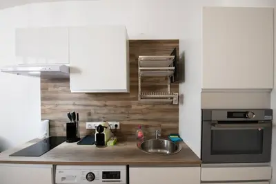 Cuisine ou kitchenette dans l'établissement L'Arty - Très joli studio moderne place Valmy