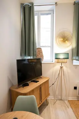 Télévision ou salle de divertissement dans l'établissement L'Opéra 2 - RDC - Joli studio Hôtel de Ville