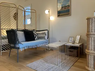 Coin salon dans l'établissement LE NID DES CEDRES - Magnifique Studio terrasse Montplaisir
