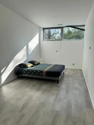 Un ou plusieurs lits dans un hébergement de l'établissement Loft épuré avec parking privé.