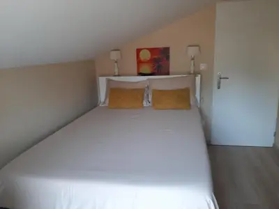 Un ou plusieurs lits dans un hébergement de l'établissement Logement Confortable dans résidence privée à Amplepuis