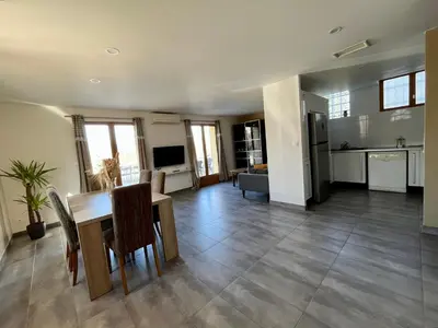 Cuisine ou kitchenette dans l'établissement Maison spacieuse avec grand jardin et parking à 20 min de Lyon