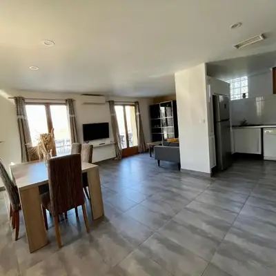 Maison spacieuse avec grand jardin et parking à 20 min de Lyon