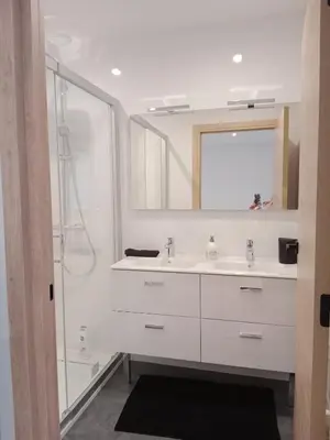 Salle de bains dans l'établissement Le Pérouges 3ch proche toutes commodités