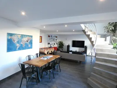 Télévision ou salle de divertissement dans l'établissement Maison moderne et spacieuse avec piscine
