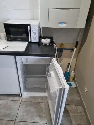 Cuisine ou kitchenette dans l'établissement T1 meublé