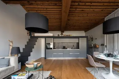 Coin salon dans l'établissement LE LOFT ETHNIC - avec jolie vue sur la Saône
