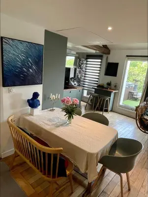 Télévision ou salle de divertissement dans l'établissement Coeur de Lyon avec Terrasse et Jacuzzi