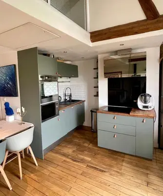 Cuisine ou kitchenette dans l'établissement Coeur de Lyon avec Terrasse et Jacuzzi