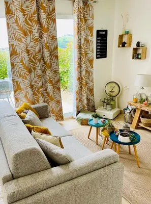 Coin salon dans l'établissement Gîte le grand chacel
