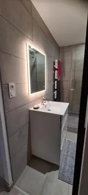 Salle de bains dans l'établissement STUDIO CLIMATISATION Vieille Ville