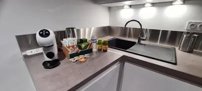 Cuisine ou kitchenette dans l'établissement STUDIO CLIMATISATION Vieille Ville