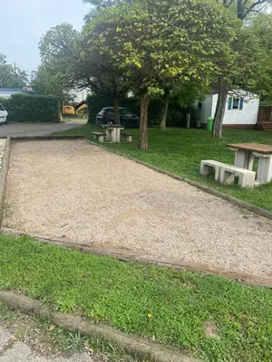 Jardin de l'établissement Bungalow 2/4 personnes dans résidence Hôtelière