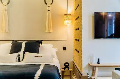 Télévision ou salle de divertissement dans l'établissement Host Inn Sleek Sūite