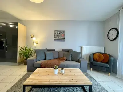 Coin salon dans l'établissement L'idéal Cosy-wifi-Netflix et Garage