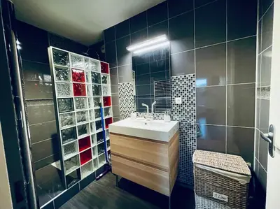 Salle de bains dans l'établissement L'idéal Cosy-wifi-Netflix et Garage