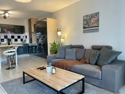 Coin salon dans l'établissement L'idéal Cosy-wifi-Netflix et Garage