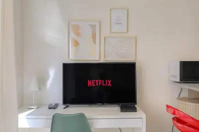 Télévision ou salle de divertissement dans l'établissement Le calme et cosy avec parking gratuit