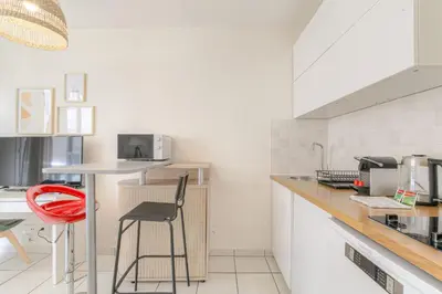 Cuisine ou kitchenette dans l'établissement Le calme et cosy avec parking gratuit