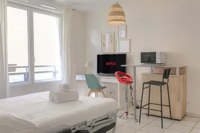 Télévision ou salle de divertissement dans l'établissement Le calme et cosy avec parking gratuit