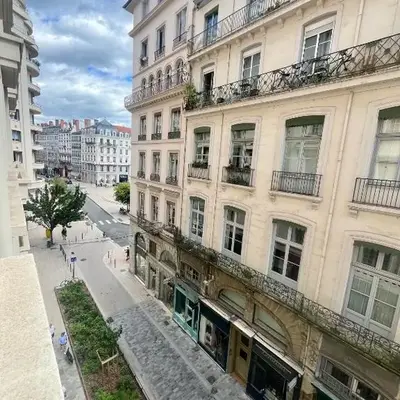 HYPER CENTRE 4 RUE EMILE ZOLA BELLECOUR JACOBINS CELESTINS Wifi ASCENSEUR