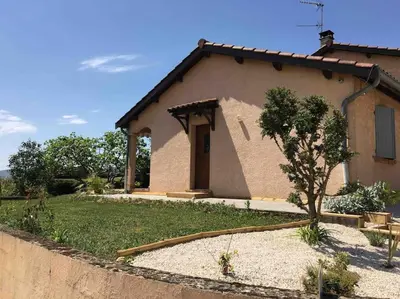 Jardin de l'établissement Appartement 55m2 en beaujolais & ENEDIS à 15 min