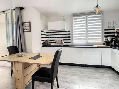 Cuisine ou kitchenette dans l'établissement Appart Crystal Lyon Caluire et parkings