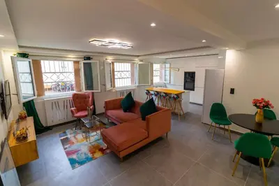 Coin salon dans l'établissement Appartement Chic et Cosy avec Parking Gratuit à Villeurbanne - Tout compris