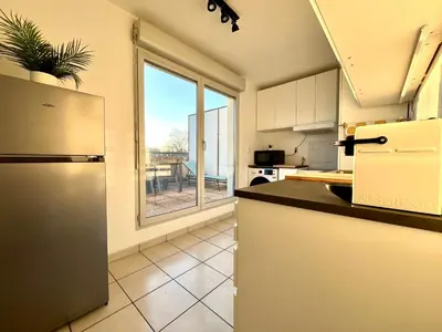 Cuisine ou kitchenette dans l'établissement BnGo I Immense RoofTop Lyon I 2 chambres, 4 places parkings, 2 immenses terrasses, 8 personnes
