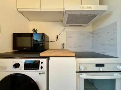 Cuisine ou kitchenette dans l'établissement BnGo I Immense RoofTop Lyon I 2 chambres, 4 places parkings, 2 immenses terrasses, 8 personnes