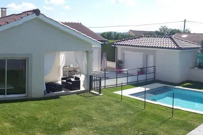 Piscine de l'établissement Petit nid douillet ou située à proximité