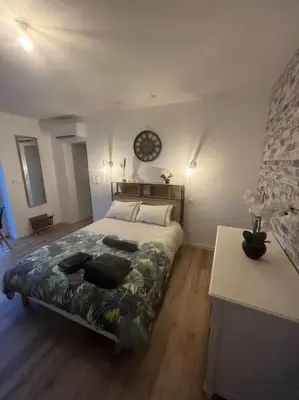 Un ou plusieurs lits dans un hébergement de l'établissement WAGNER’studio BALNÉO’terrasse au calme