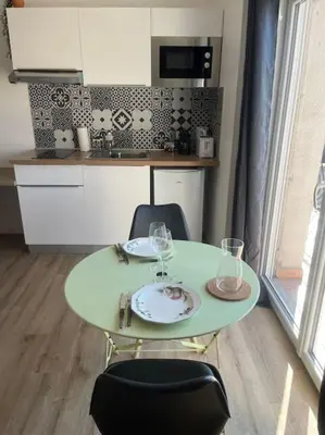 Cuisine ou kitchenette dans l'établissement WAGNER’studio BALNÉO’terrasse au calme
