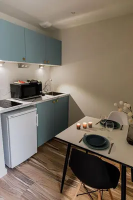 Cuisine ou kitchenette dans l'établissement UM studios - Charmants studios tout équipé - wifi