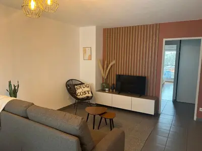 Télévision ou salle de divertissement dans l'établissement Snug & Cosy proche gare PartDieu, accès facile aéroport et Eurexpo
