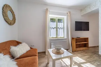 Télévision ou salle de divertissement dans l'établissement Les Marronniers